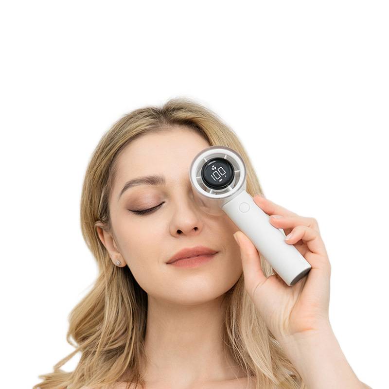 Portable fan suitable for travel and outdoor activities